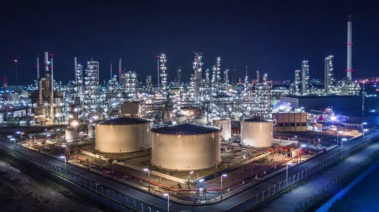 Petrolde Yeni Haftaya Satıcılı Başlangıç: Arz Kaygıları Zayıfladı