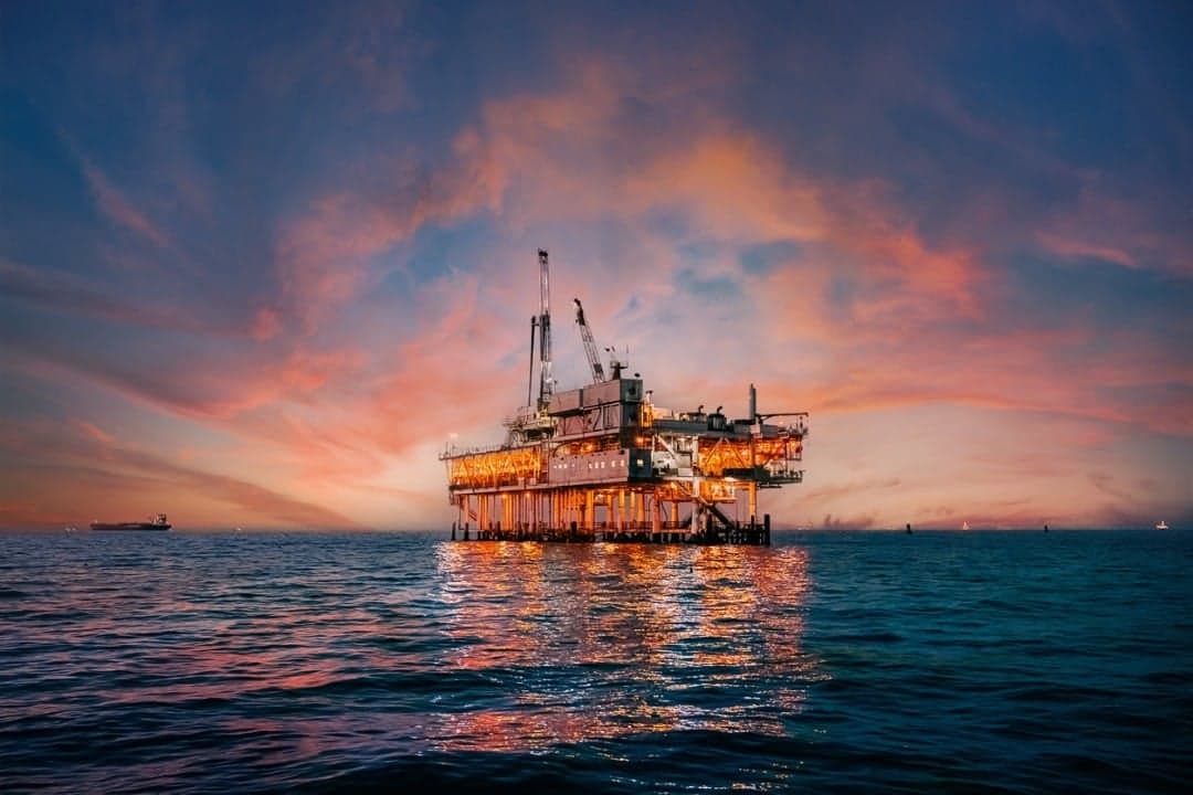 Petrol Piyasasında Belirsizlik: ABD-İran Temasları ve Arz Gelişmeleri Etkili