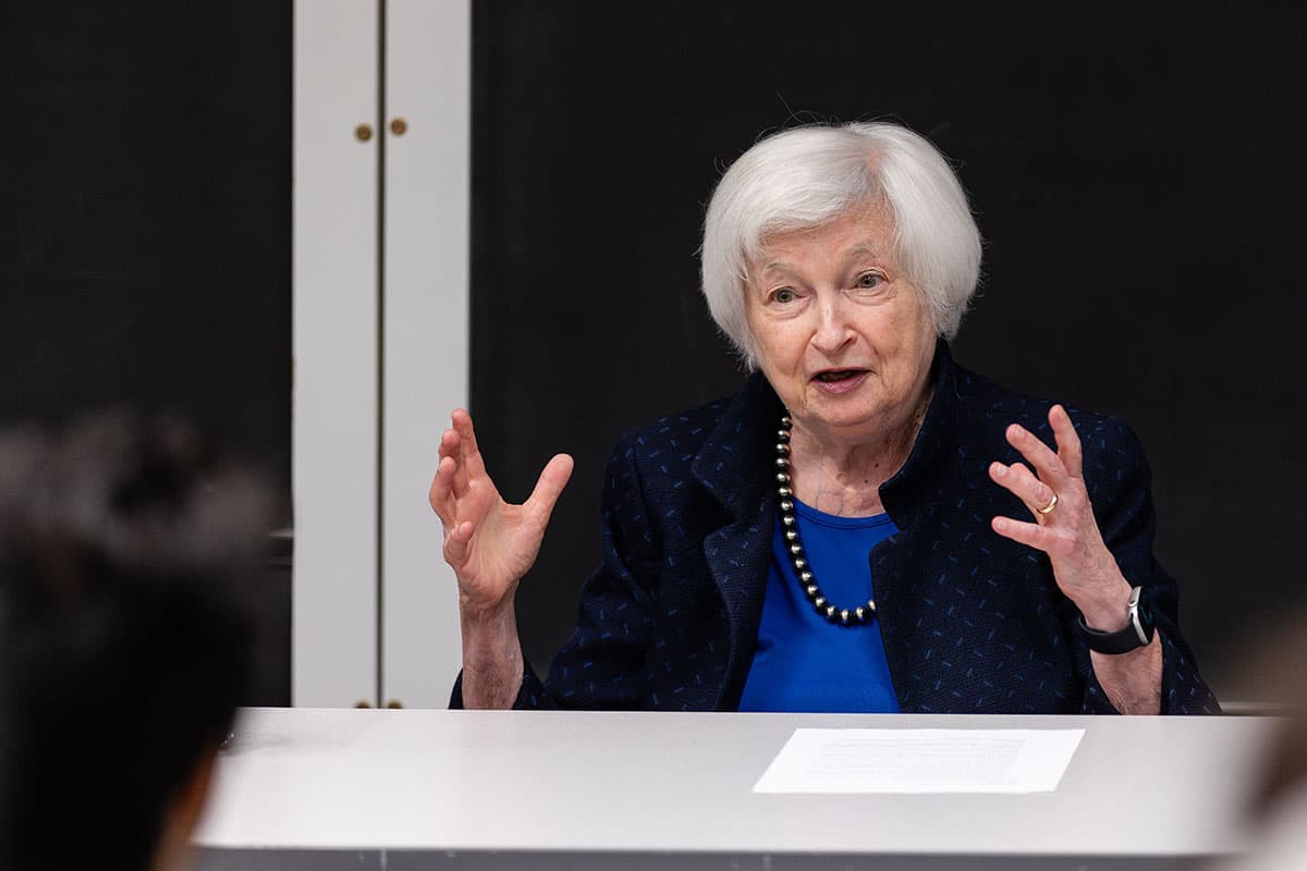 Yellen: Petrol Şoku Stagflasyon Riskini Artırabilir, Fed Faiz İndirimi İçin Bekleyebilir