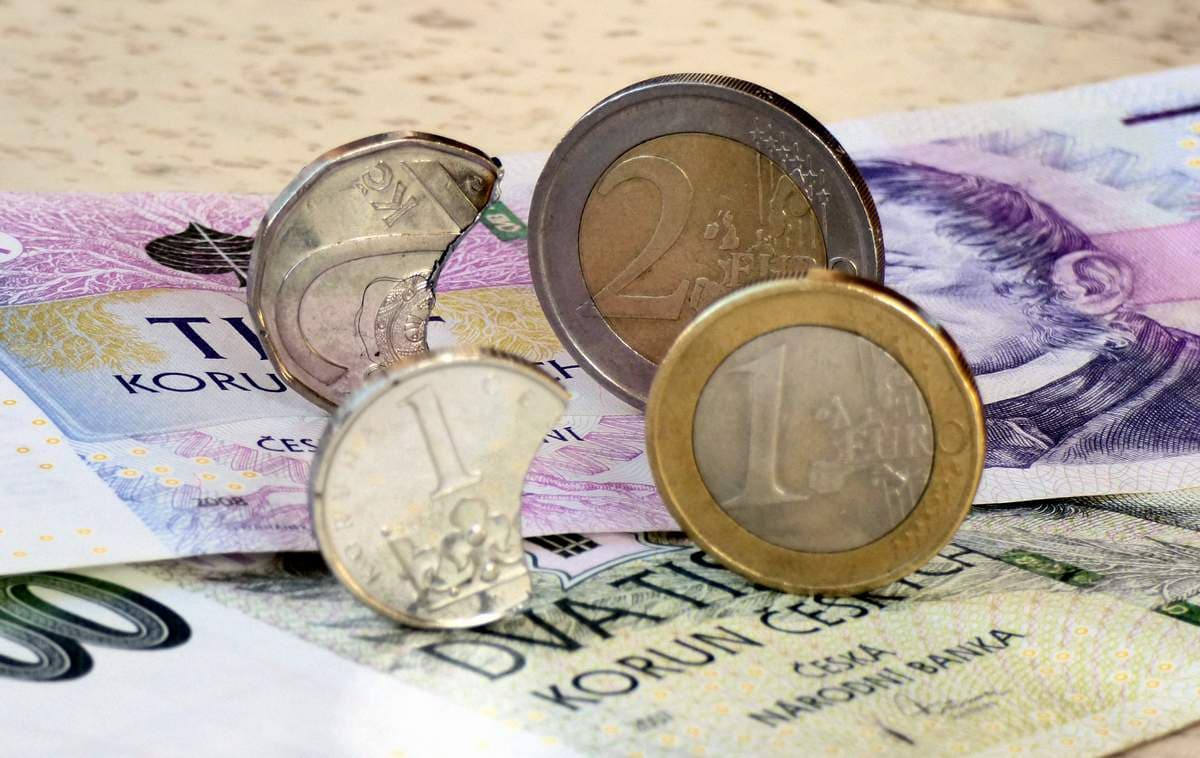 UBS’ten Kur Tahmini Güncellemesi: Koruna İçin Riskler Öne Çıktı