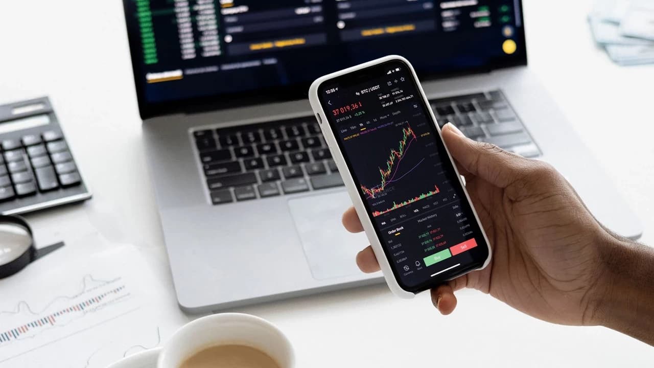 BIST 100’de güçlü kapanış: Dalgalı seyre rağmen alımlar gün sonuna damga vurdu