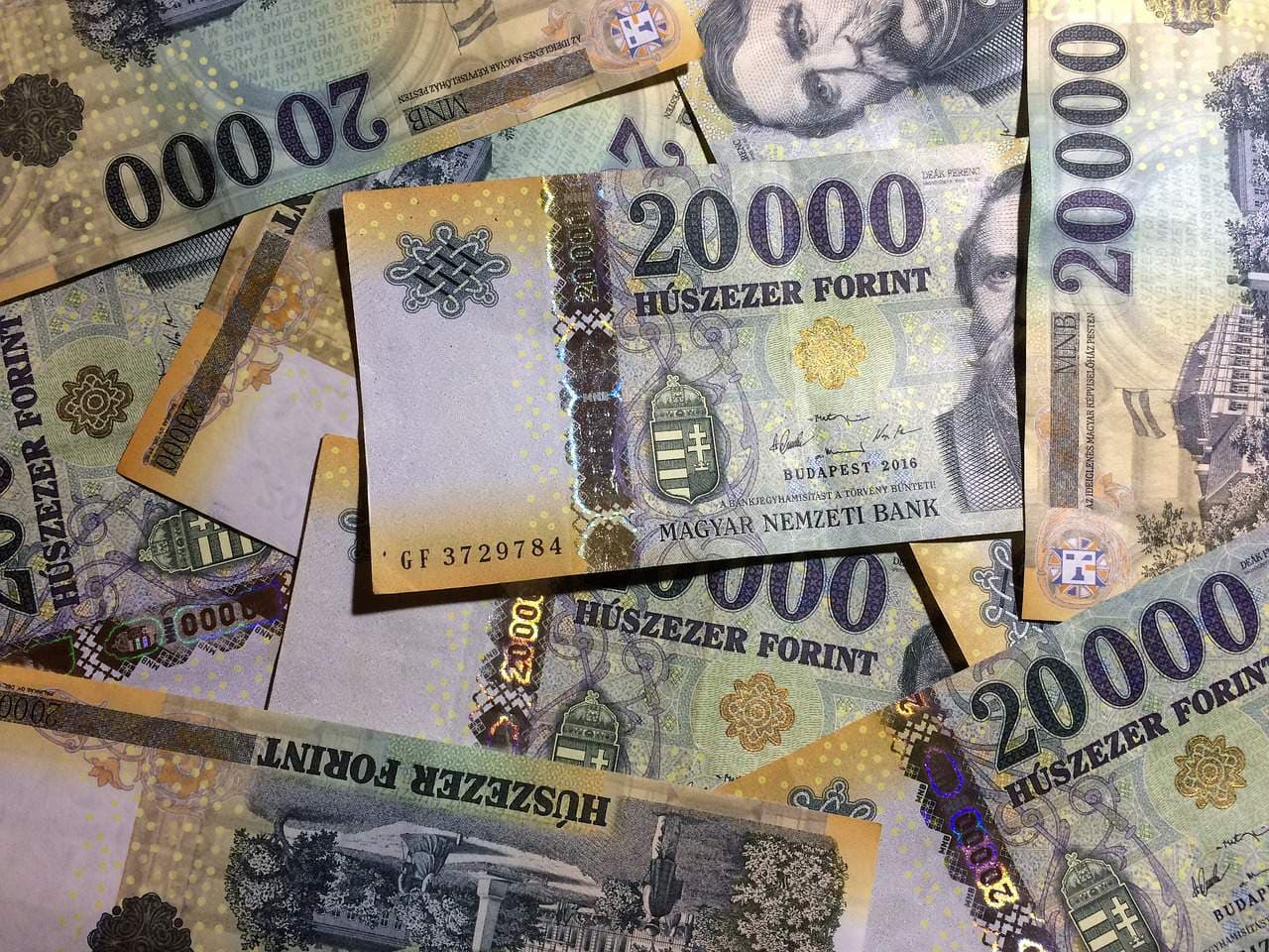 AB Fonları, Düşen Risk Primi ve Artan Sermaye Girişi Beklentisi: BCA HUF/USD İçin Güçlü Alım Sinyali Veriyor