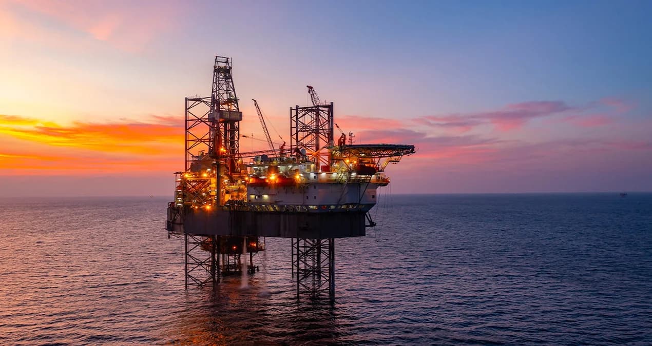 Trump Saldırıyı Erteledi, Petrol Fiyatları 102 Dolar Sınırına Geriledi