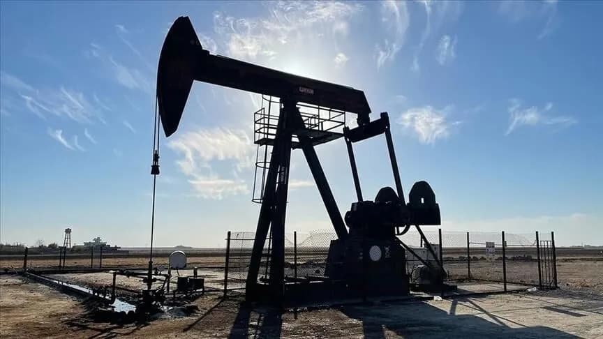 Küresel Emtia Piyasalarında Karışık Seyir: Petrol Gerilerken Doğal Gaz Yükseldi